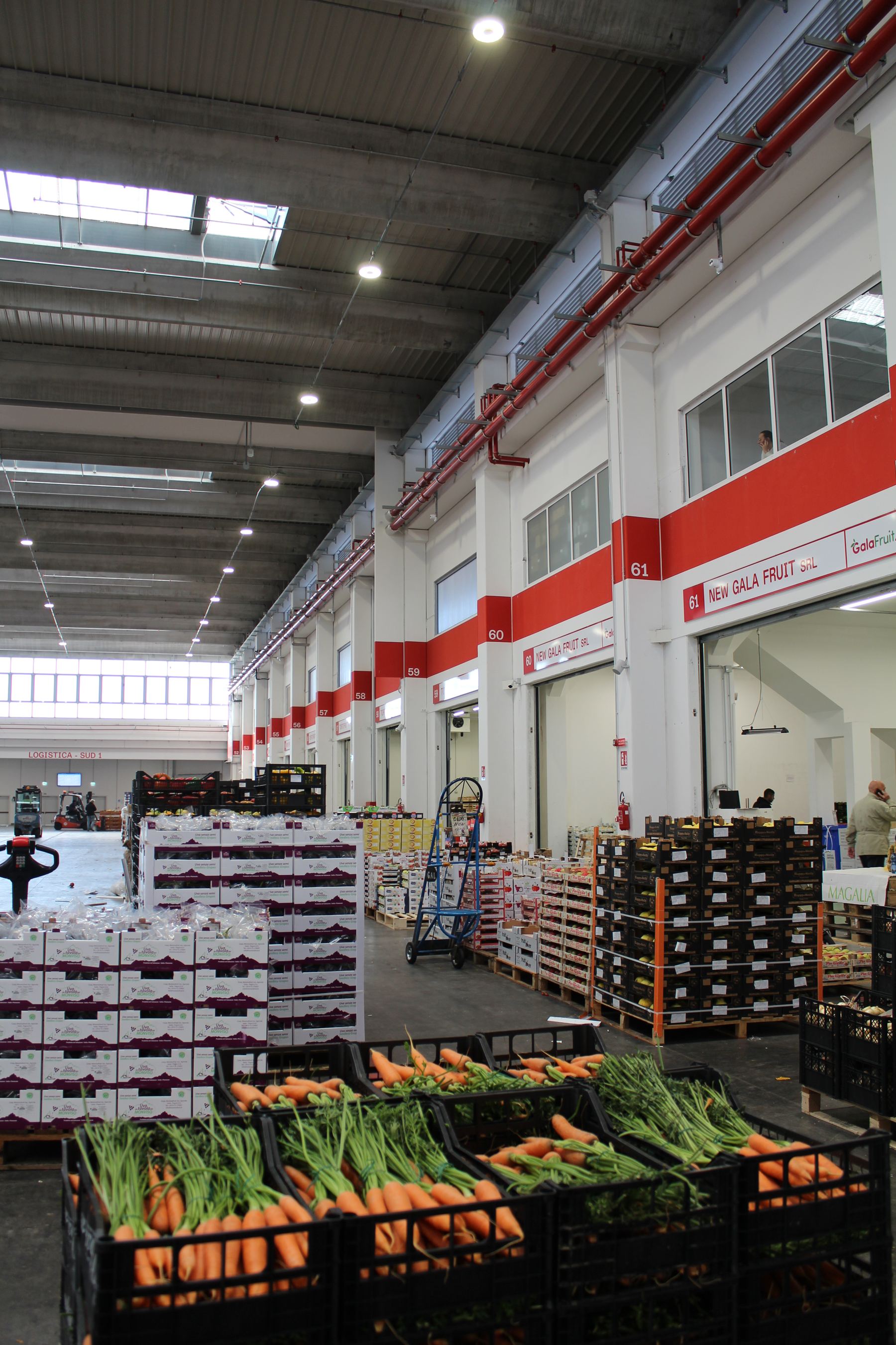Banchi e pedane lungo la corsia del mercato