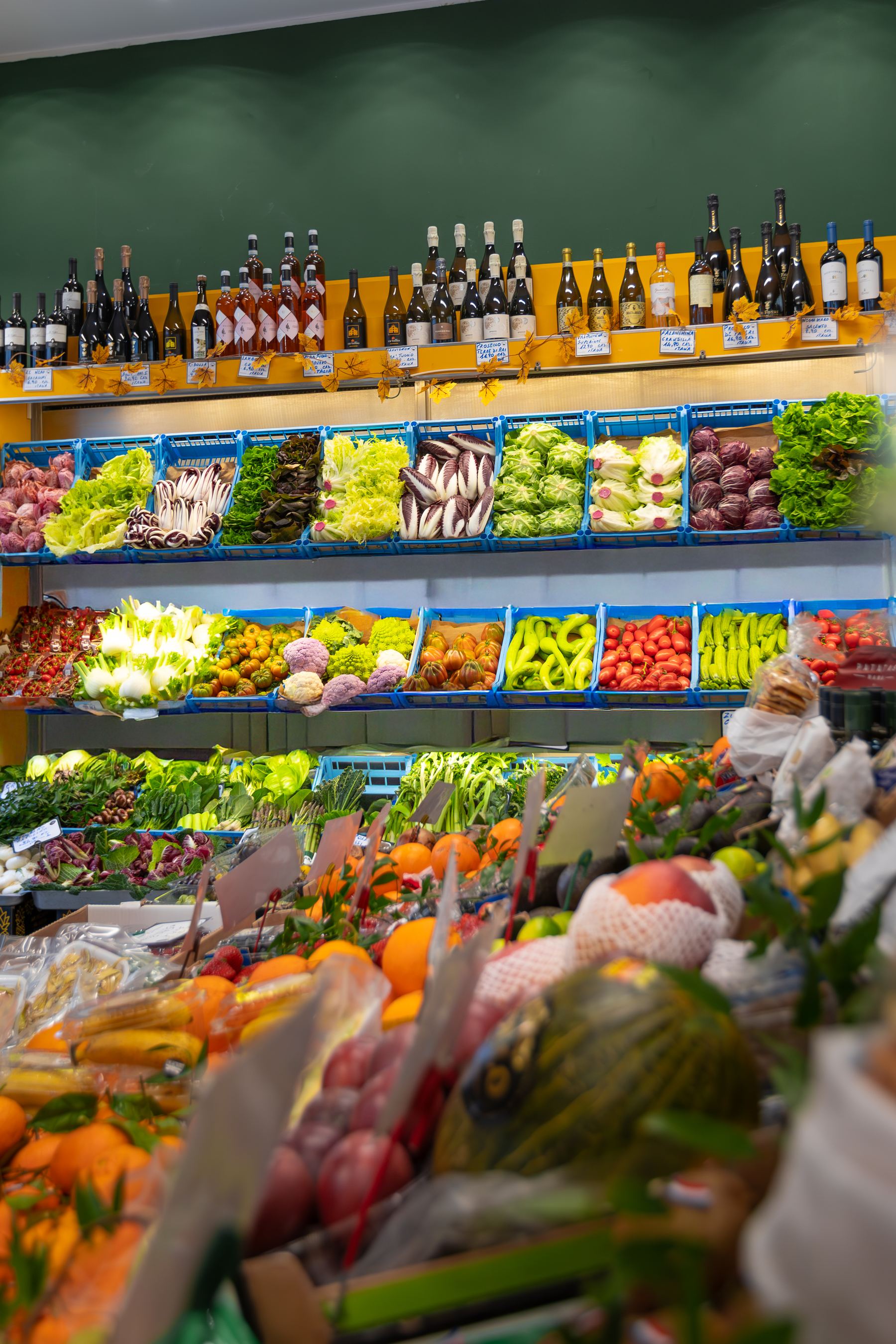 Il banco di un Frutteto con verdura e frutta di stagione