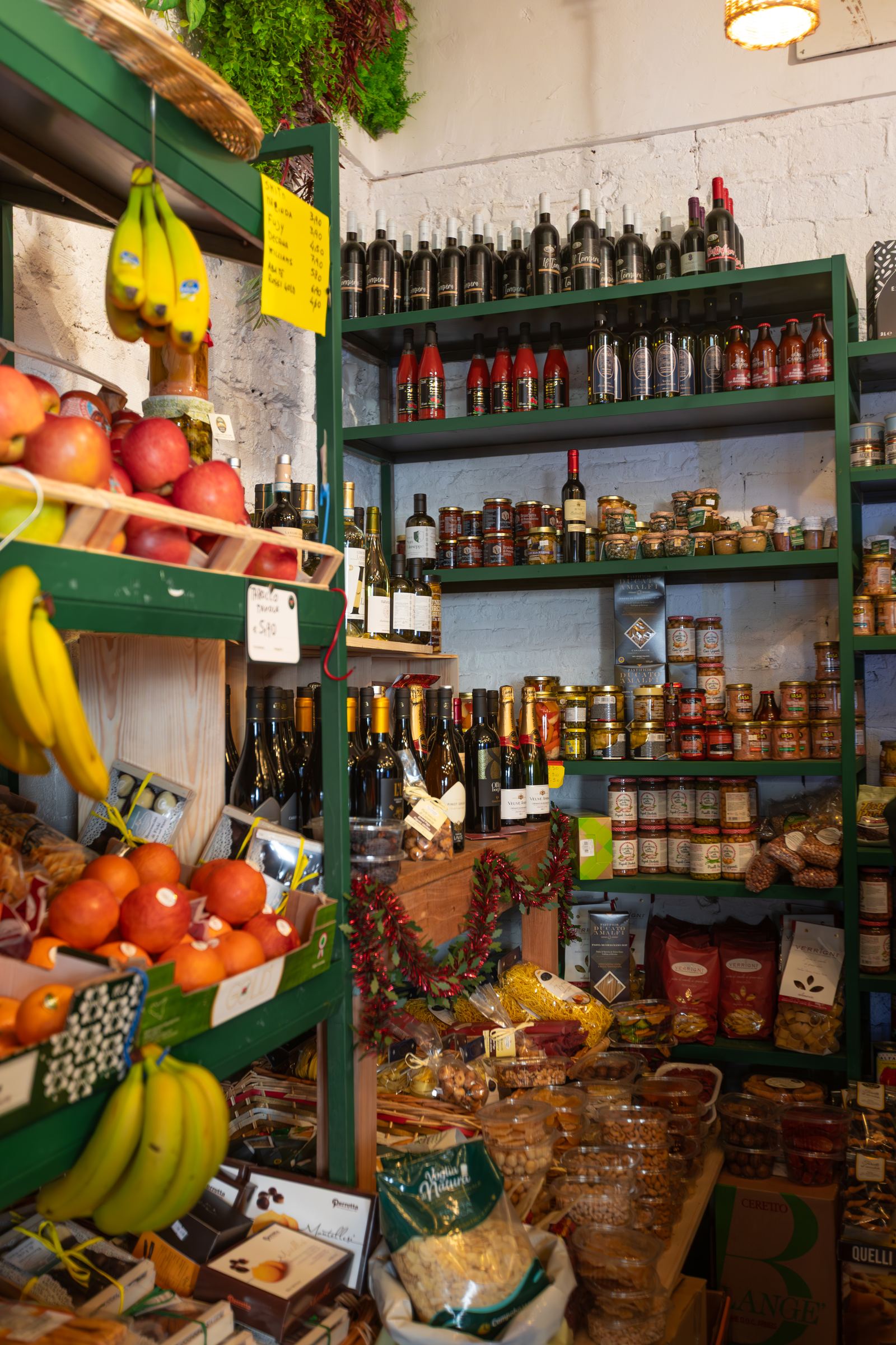 Scaffale con conserve, vini e prodotti di gastronomia