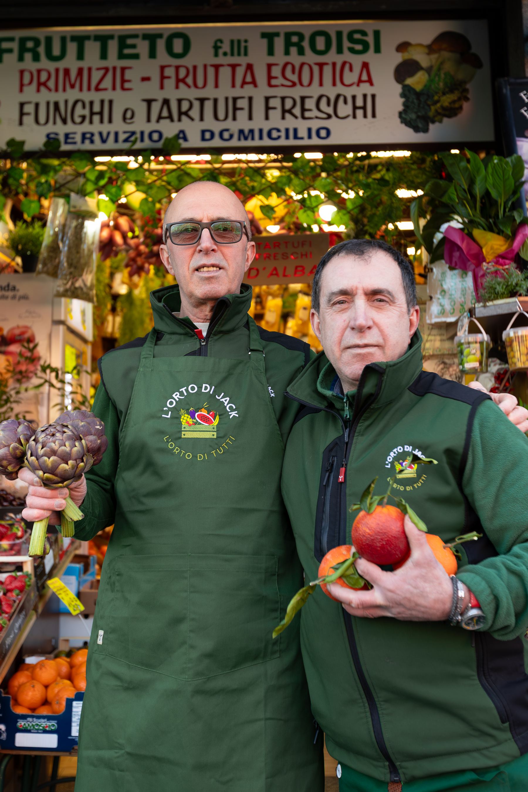 Due ortolani davanti all’insegna storica del Frutteto F.lli Troisi