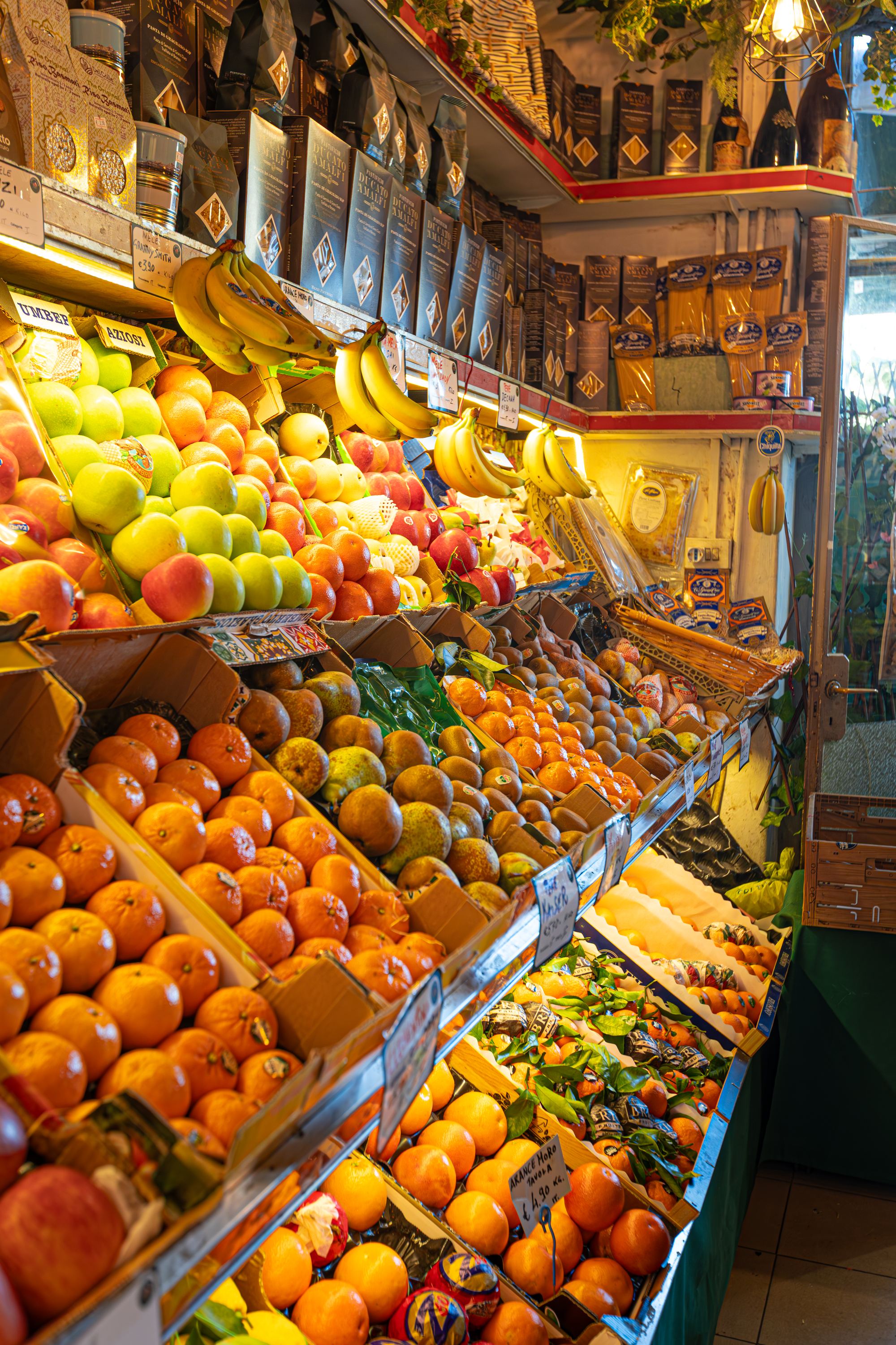 Il banco di frutta di un Frutteto milanese